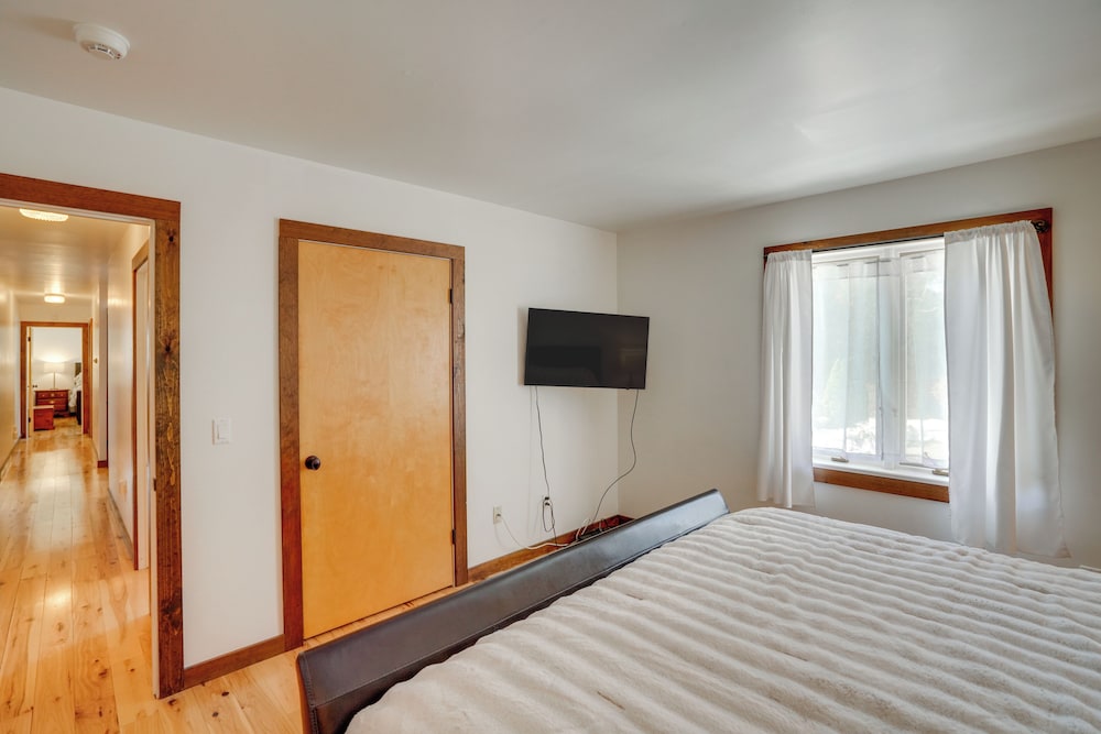 3 Mi to Colgate Lake: Mtn-view Home, Deck + Grill!