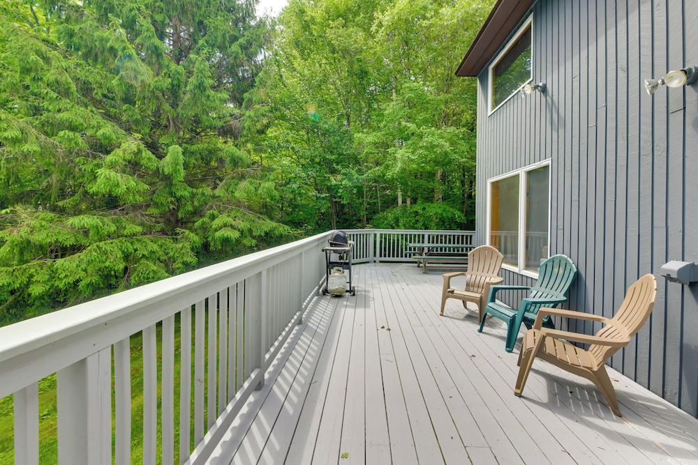 Ski-in/ski-out Sugarbush Retreat w/ Indoor Hot Tub