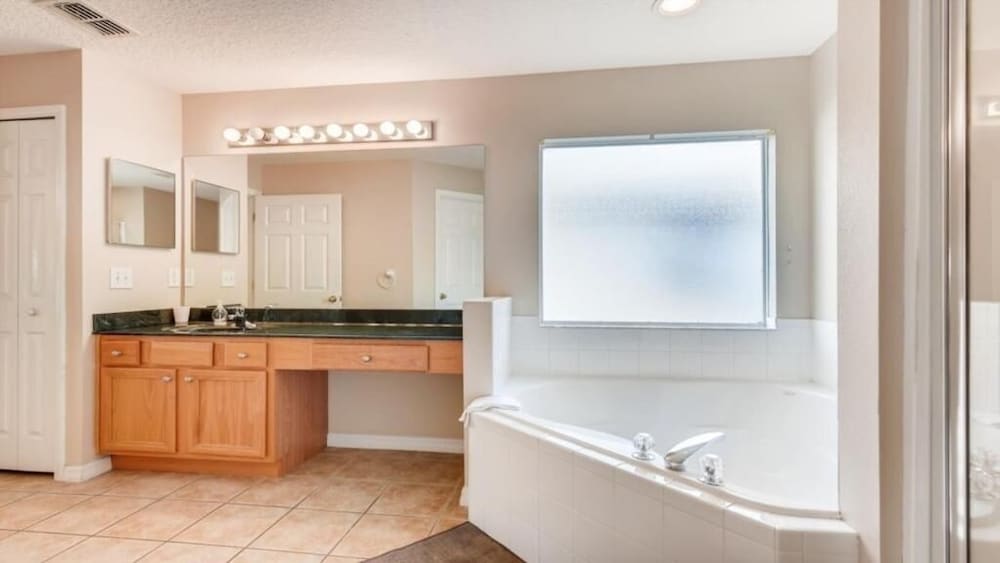 Emerald Magic - 5 Br W/ Private Pool -near Disney 5 Bedroom Villa