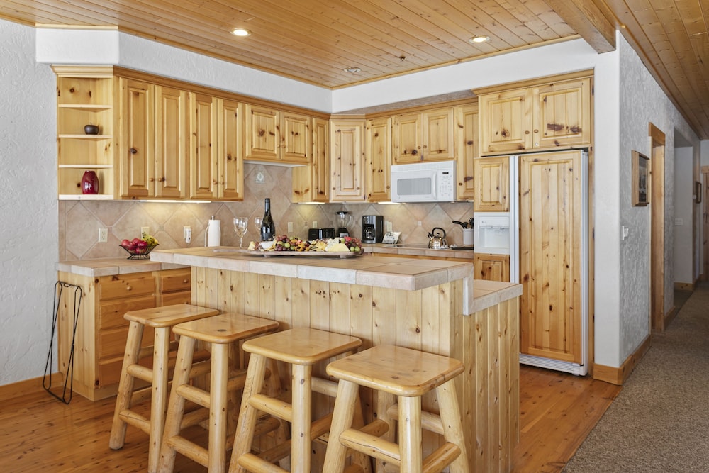 Bristlecone at Deer Valley Resort - Three Bedroom Condo with Hot Tub #503 3 Condo