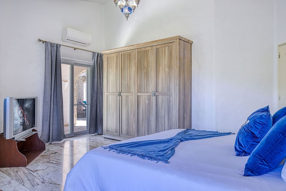 Golfinhos Magnificent Spacious 5 Bedroom Villa