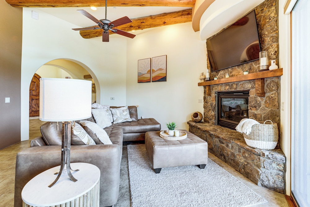 Hot Tub & Red Rock Views: Secluded Sedona Escape!