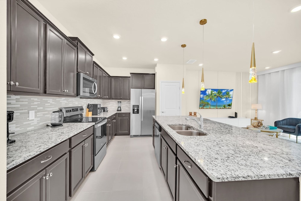 Stylish 5BR Home With Mickey Cars Rooms