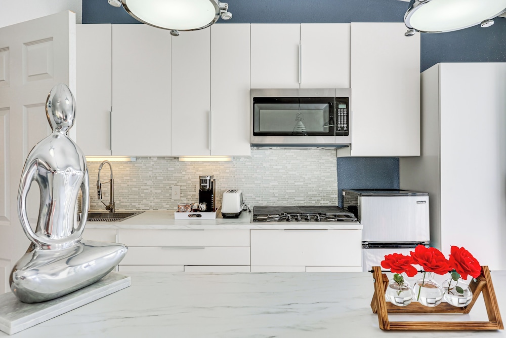 Golf, Shop & Hike: Sleek Rancho Mirage Studio