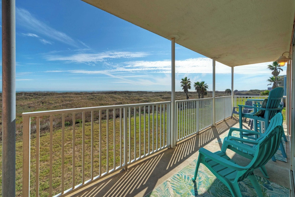 Sleeps 26 3 Island Retreat Condos w/ Beach Access, 2 Pools, Pickleball, Views