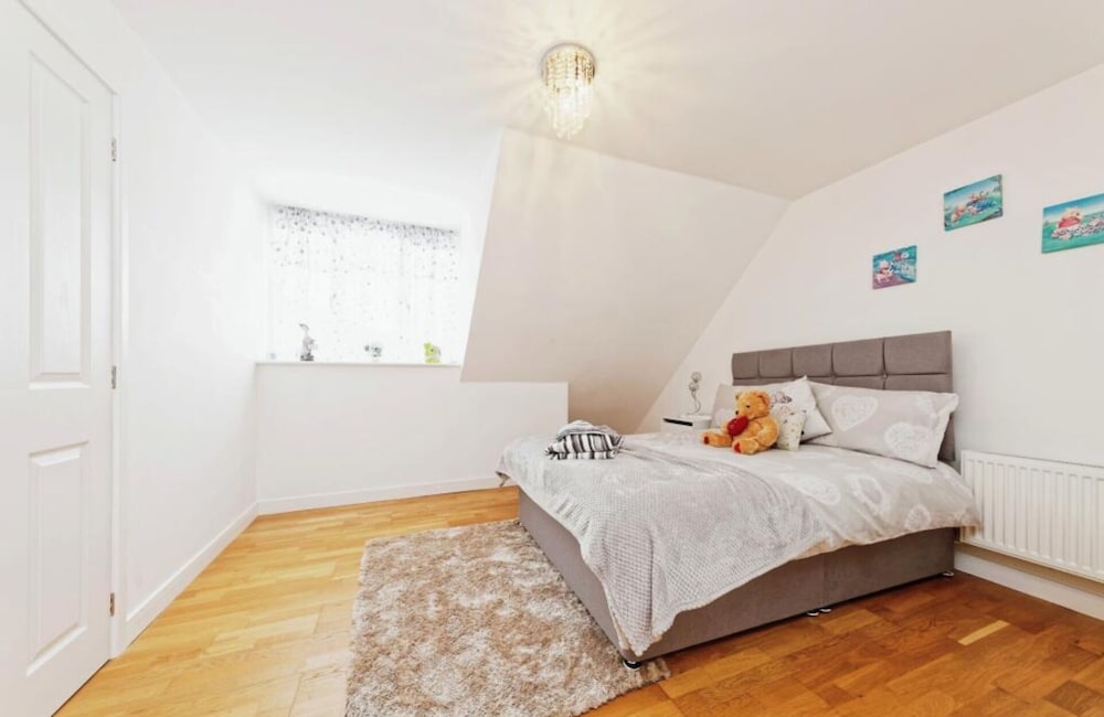 Beautiful Family Town Home With Private Parking