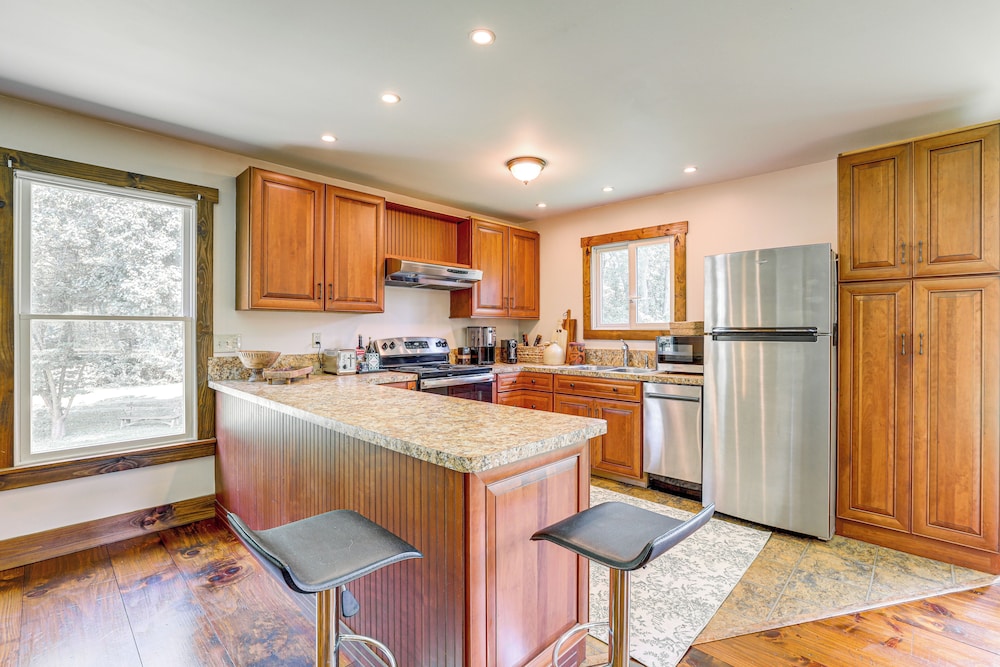 Walk to River: Couples Retreat in Kintnersville!