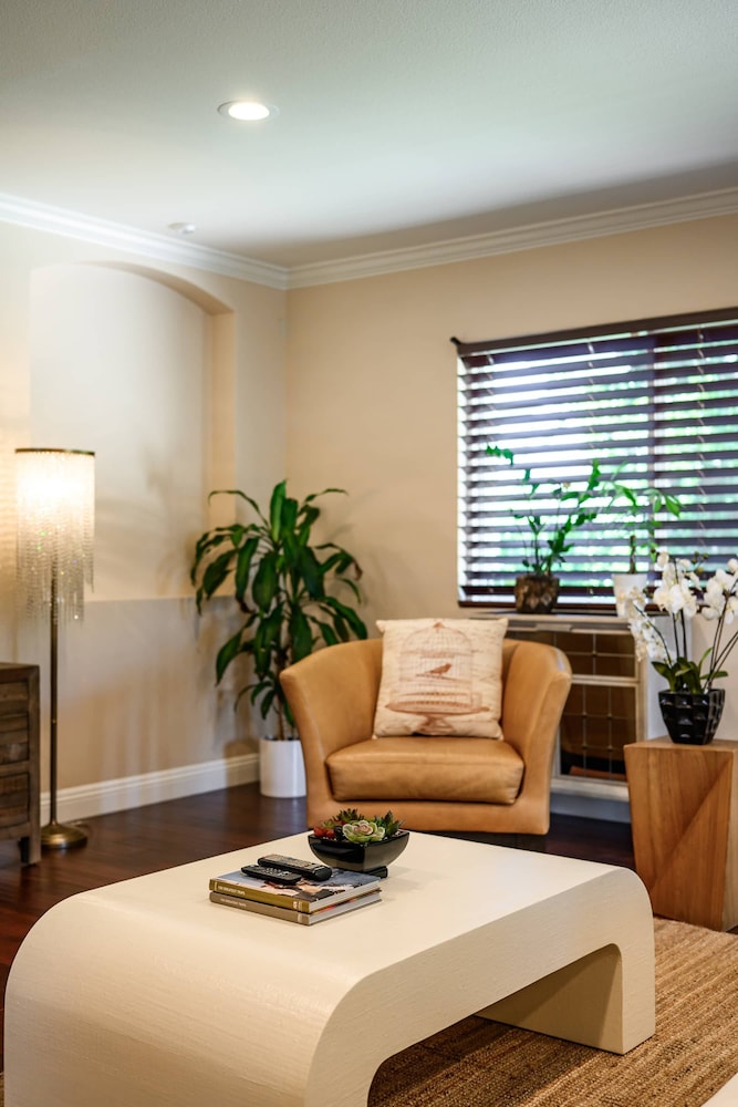 Master Bedroom With King Bed Central Location