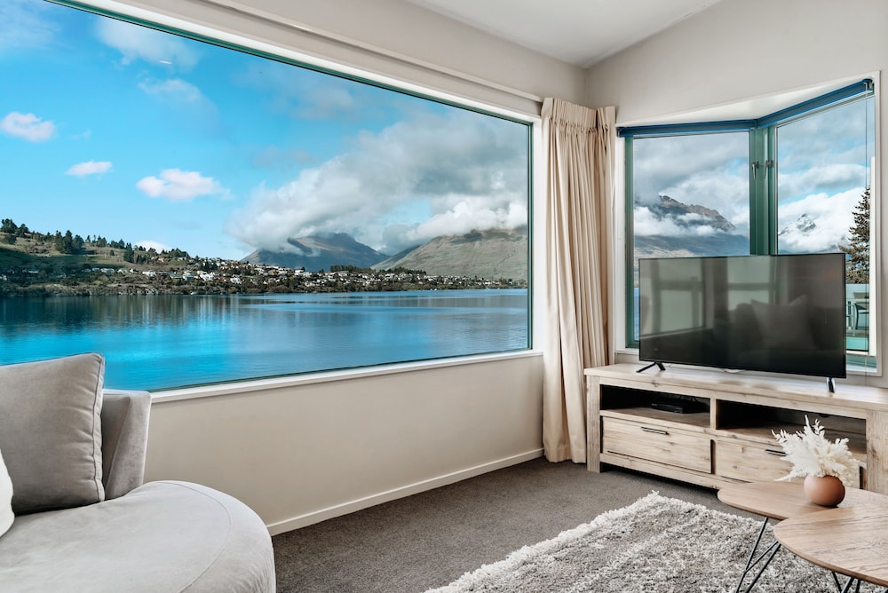 LAKEFRONT LIVING AT REMARKABLES - WEST view 5