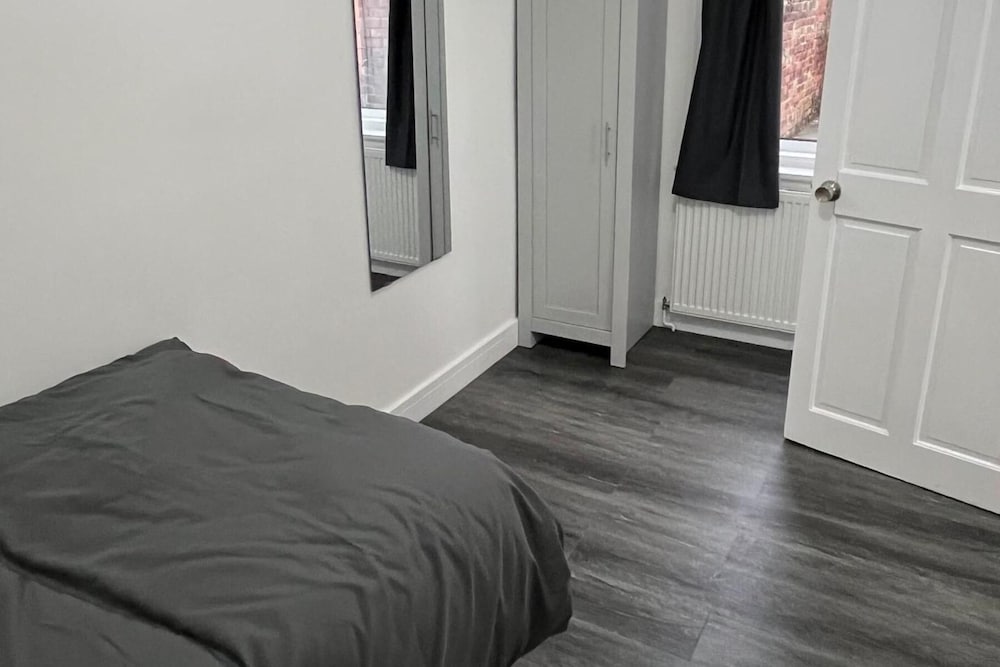 2 Bed Flat - Sleeps 4 - Parking - Wifi