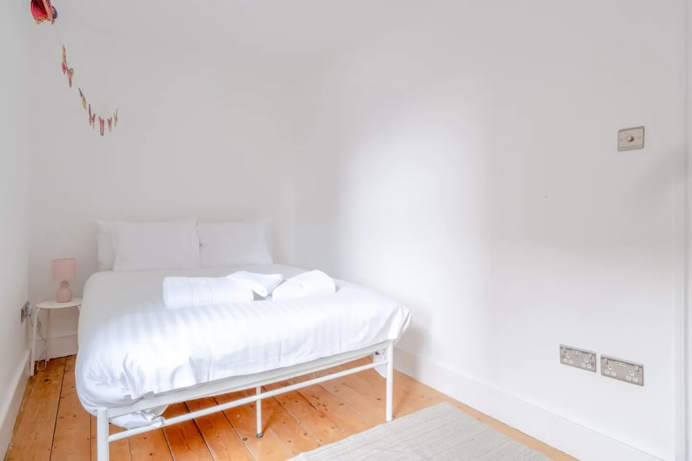 Lovely 3 Bedroom Apartment in Clapton With Garden