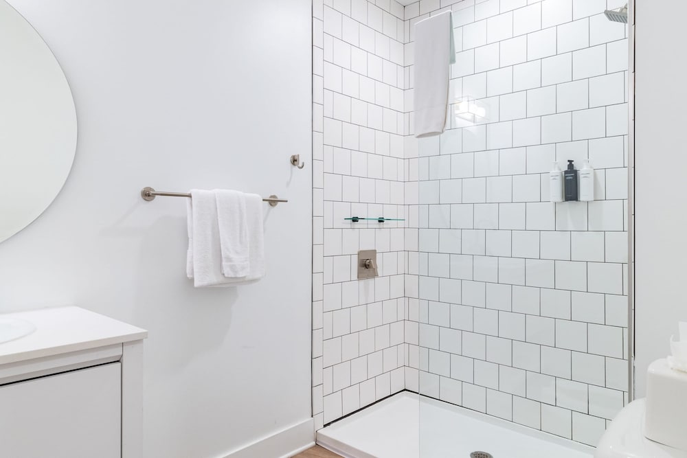 Dual Bachelor Pads w Rooftop Lounge Games Sleeps 26 5 Min to Broadway