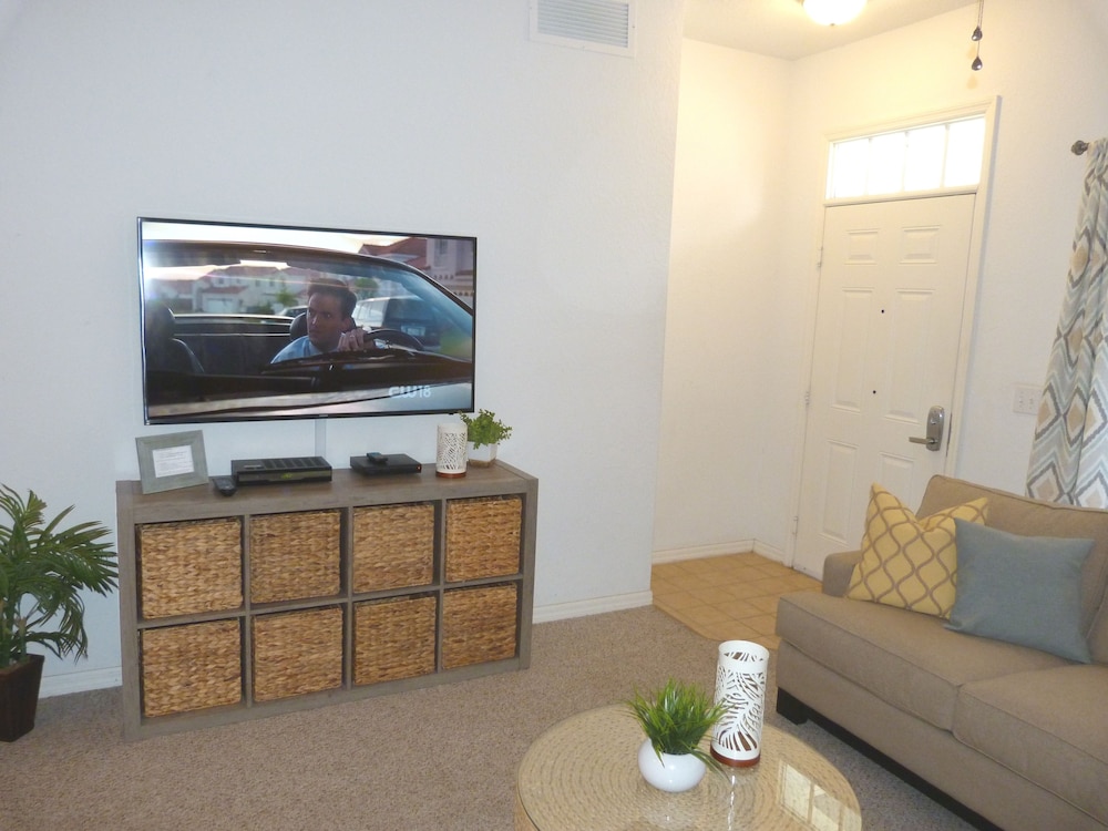 Near Theme Parks! Gorgeous 3 BR Town Home, Splash Park, Pool, Lake, And More!