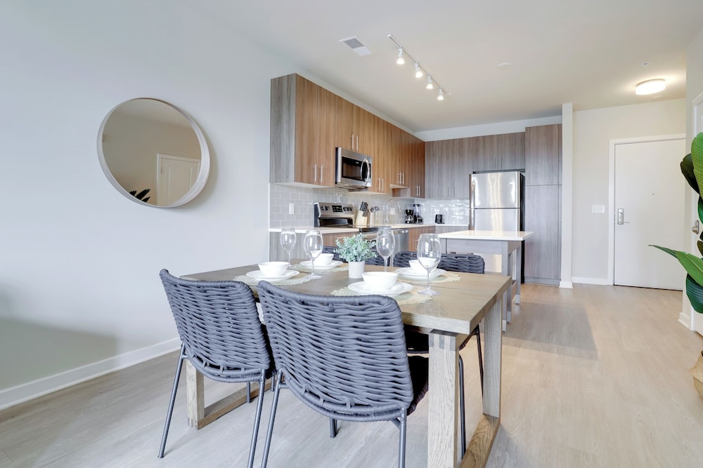 Apartment 15-Min Walk to Metro