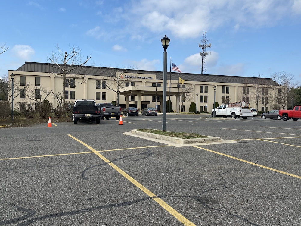 Hotel Comfort Inn & Suites Mt. Holly - Westampton - Image 1