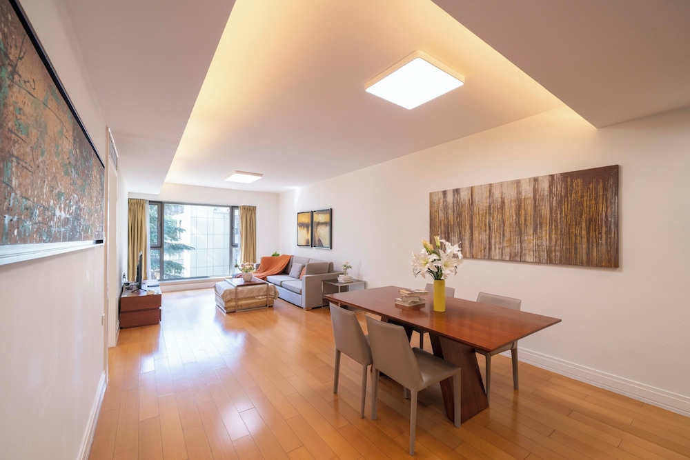 Tyms Cozy 2BR 1BA Apt Near Metro