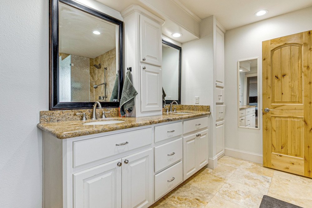 Private Boat Dock & Slip: Luxe Lake Conroe Gem!