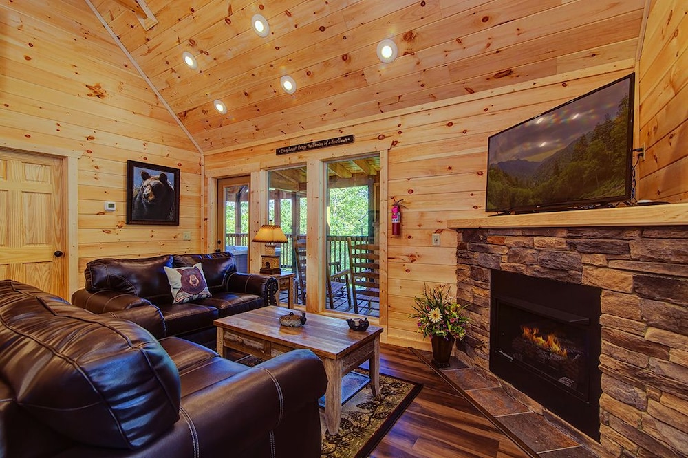 Grin Inn Bear It - 2 Bedrooms, 2 Baths, Sleeps 6 Home by RedAwning