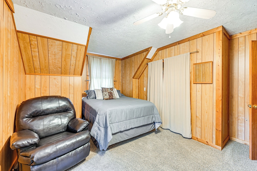 7 Mi to Franklin: Peaceful Home w/ Deck & Yard! view 2