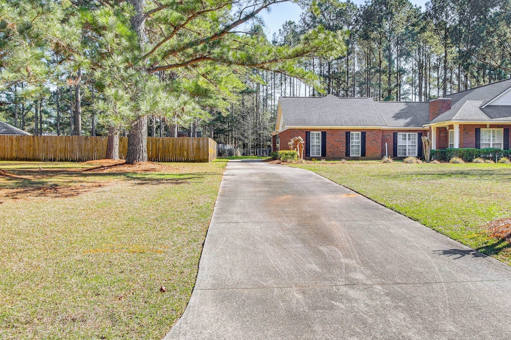6 Mi to Dtwn Albany: Convenient Home w/ Patio