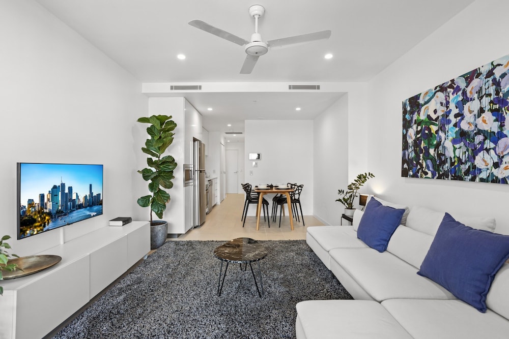 Stellar Location With Parking, Pool & Gym Access