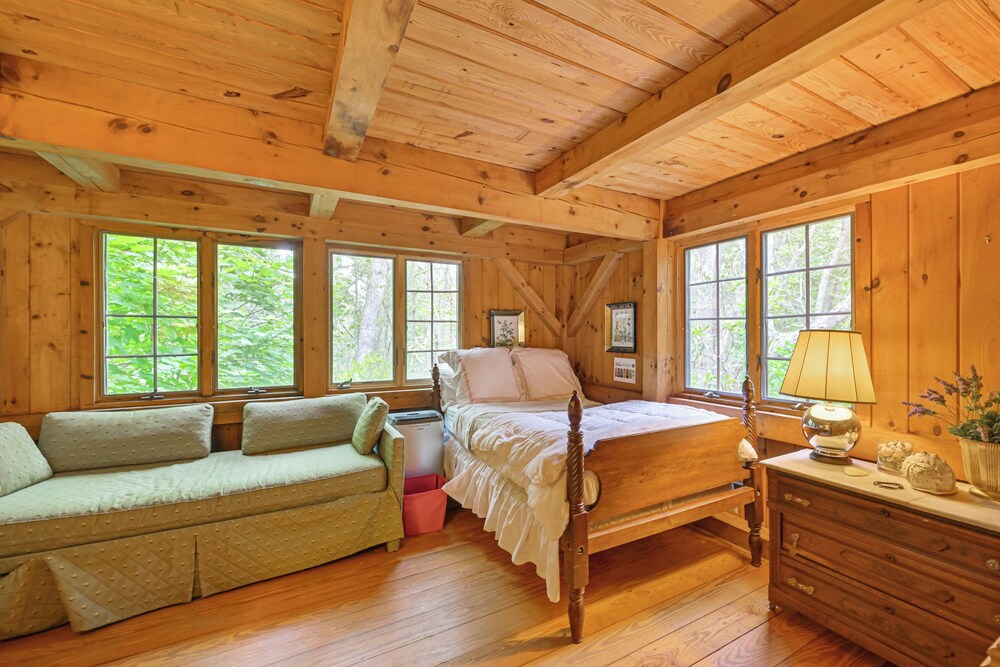20-acre Hamptons Nature Escape w/ Hot Tub & Pool