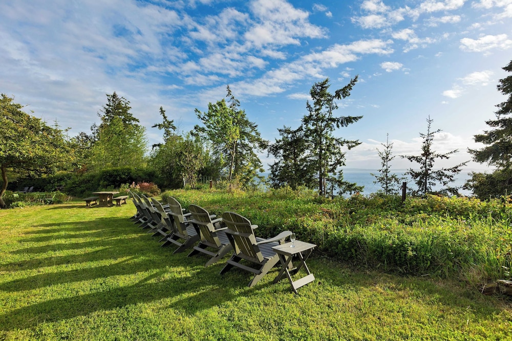 Maxwelton Aerie Bluffside Retreat w/ Sweeping Puget Sound Views + Firepit
