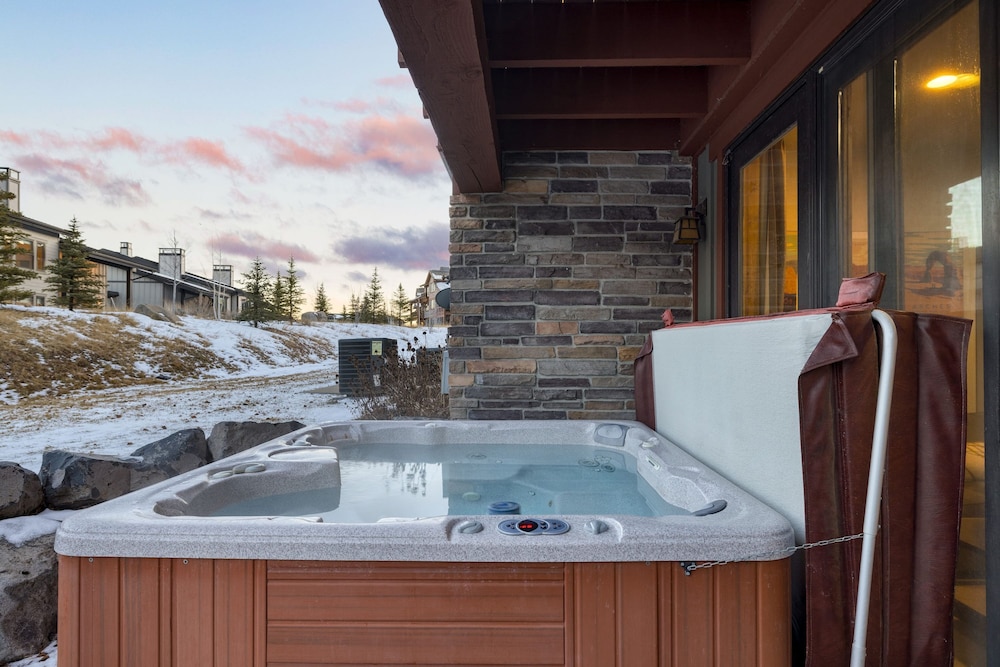 Blue Skies Lakeside Family-friendly Getaway w Hot Tub BBQ