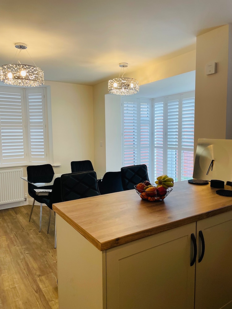 House-sleeps 8-parking-garden