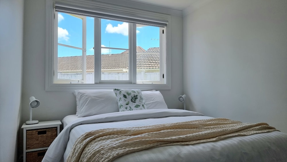 Cheerful 5 - Bedroom Home - Free Parking view 5