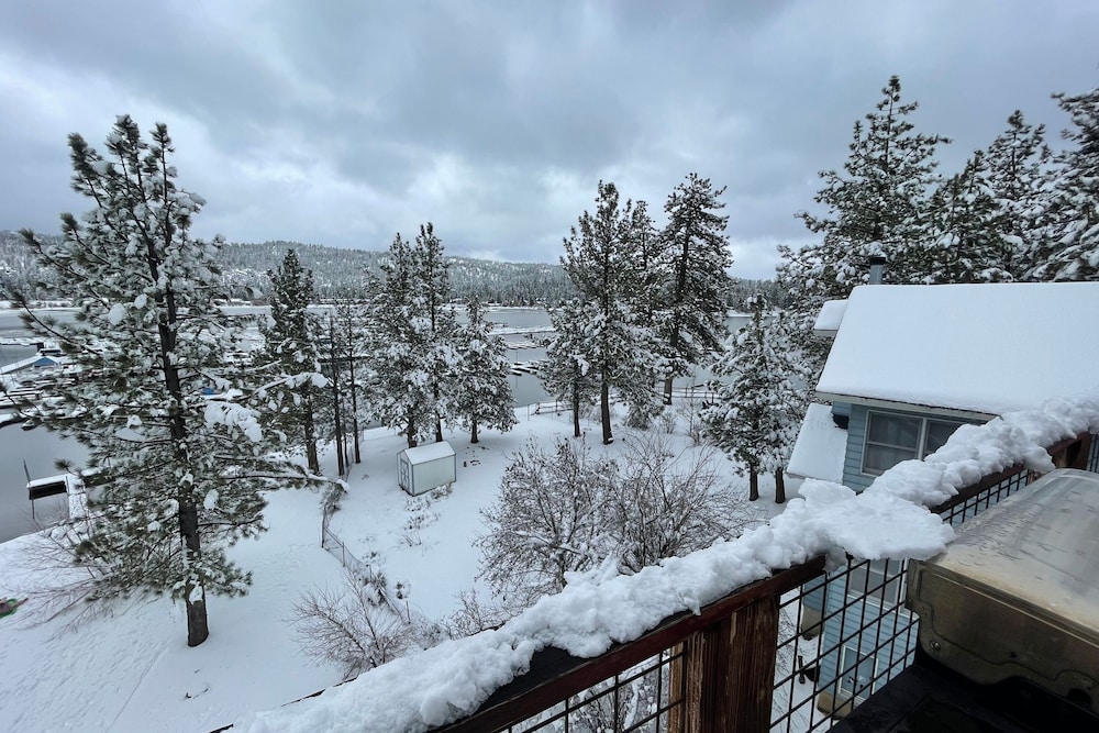 Lakefront Lodge by Avantstay Lakefront Cabin w Hot Tub