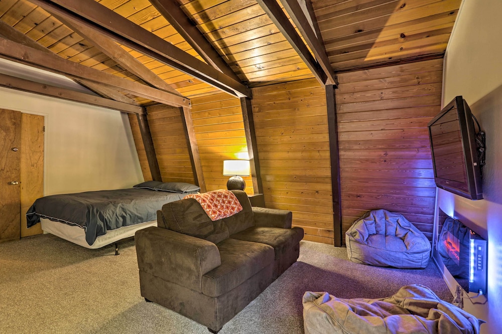 4-season Tahoe Hideaway: 1 Block to Biking! view 3