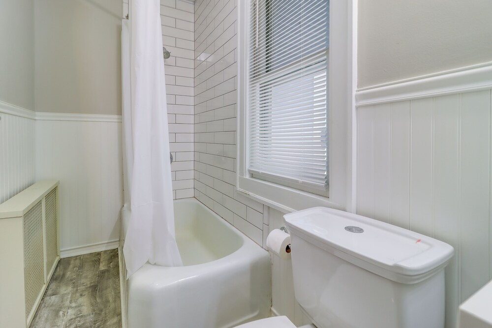 Walkable Apt: 4 Mi to Downtown Toledo!