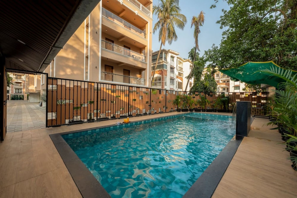 Modern 1BR With Pool 5min Drive to Candolim Beach
