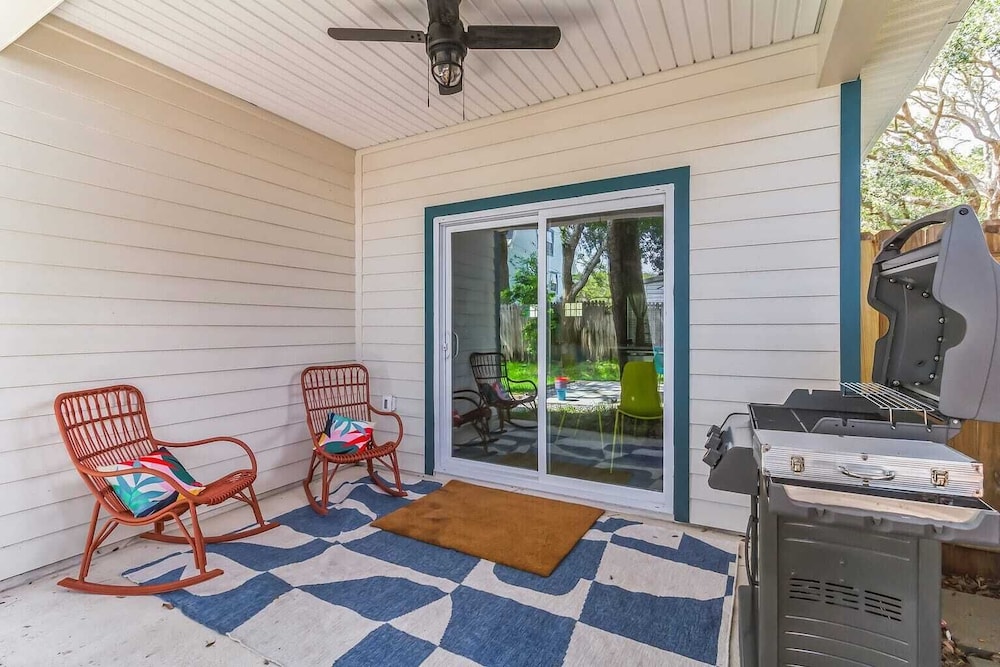 Sleeps 20! 2 Homes w/ Hot Tub, Putting Green, Bocce Golden Hour & Blue Hour