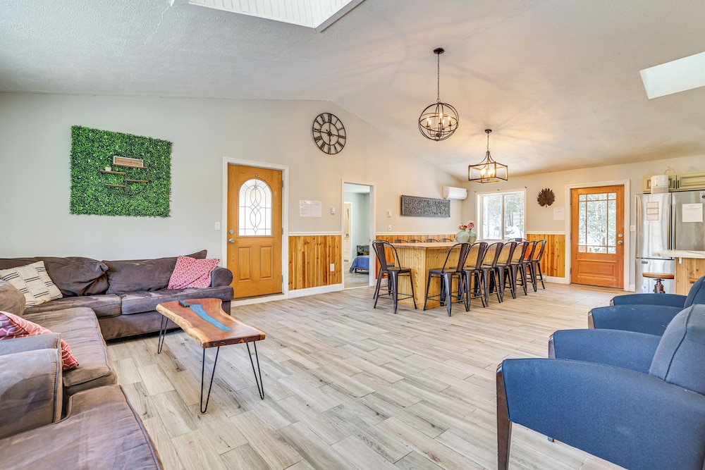 15 Mi to Ski Big Bear: Gem w/ Deck & Game Room