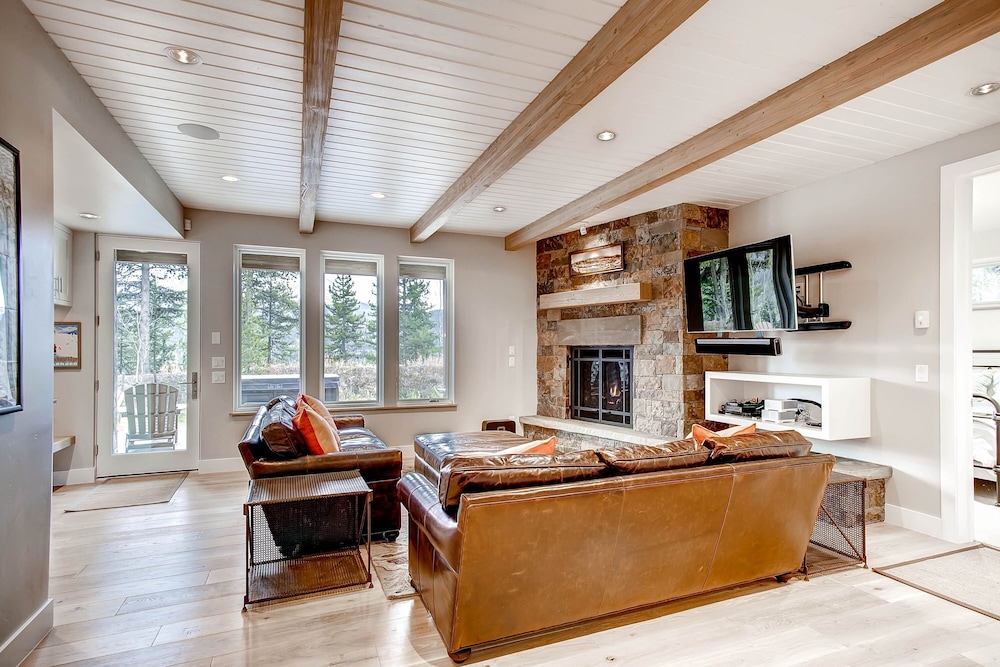 Sunrise Ski Haus 4 Bedroom Home by RedAwning