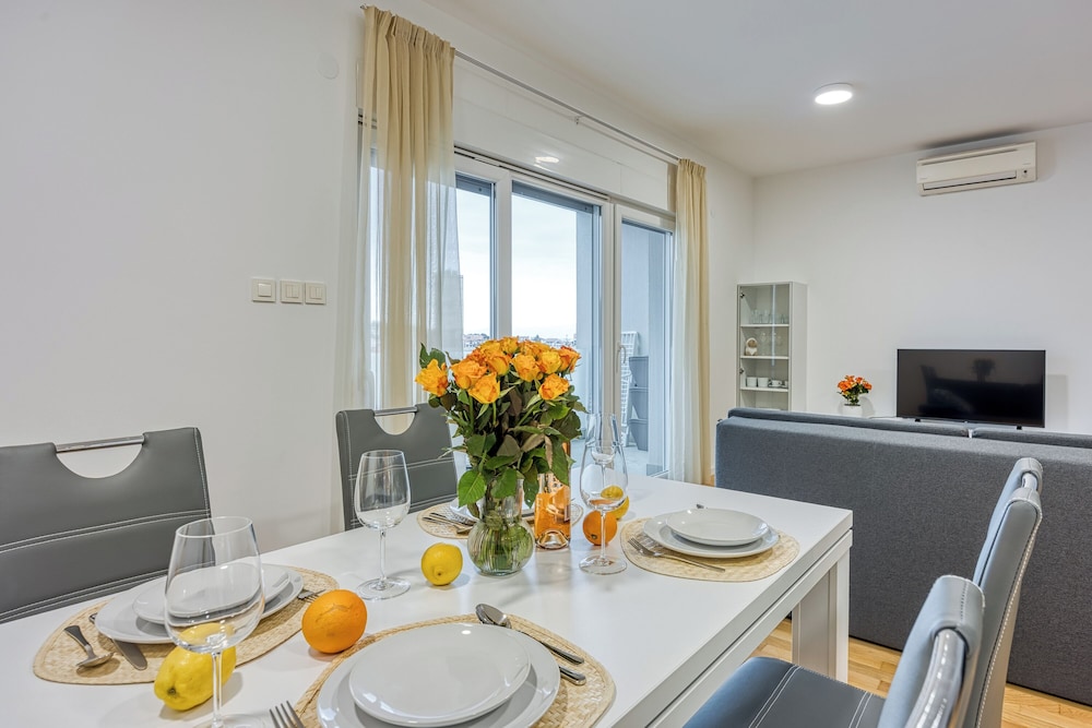 Cikat Bay Modern Apartment