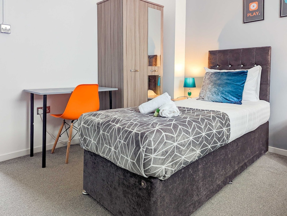 Group Stay Deasls on Outfield 5BR House w 10 Beds