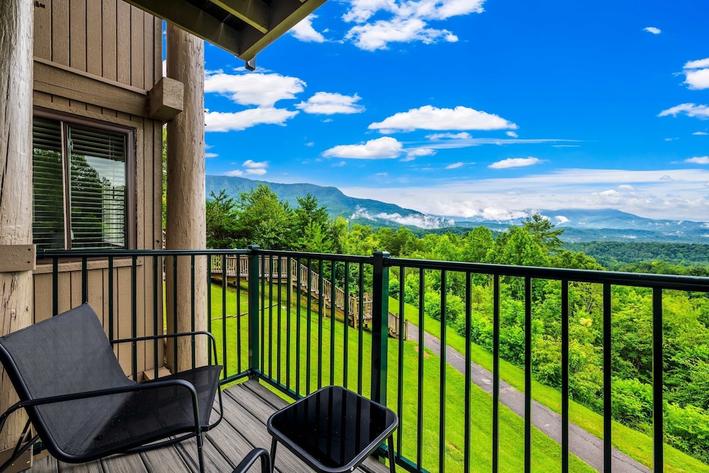 Gatlinburg Condo King Bed Pool Mountain Views