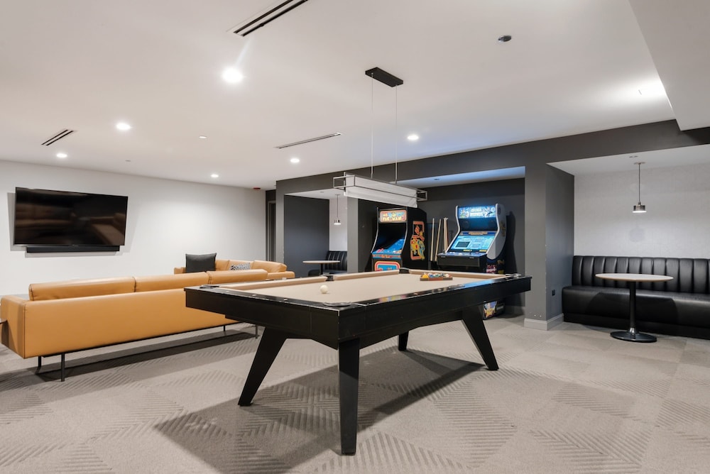 The Loop 2BR Historic Modern Luxury Amenities
