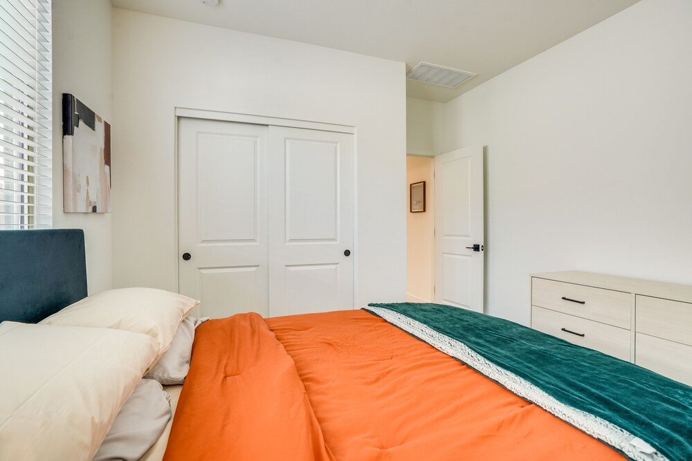 5 Mi to Westgate: Newly Built Glendale Home