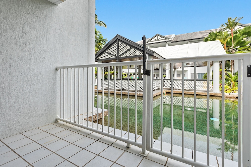 Cairns Tropical Bliss Swim In - Out Apt