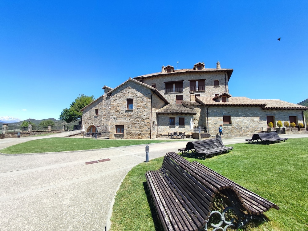 Casas Pirineo Aínsa: Historic Palace & Garden