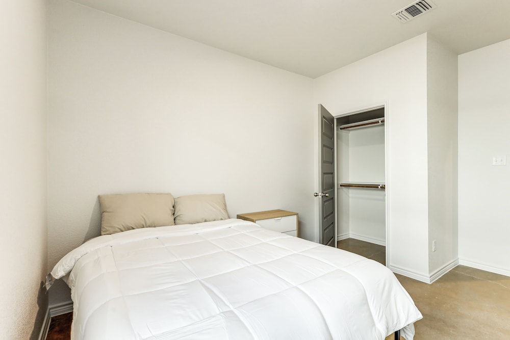 2 Mi to Downtown Temple: Newly Built Townhome!