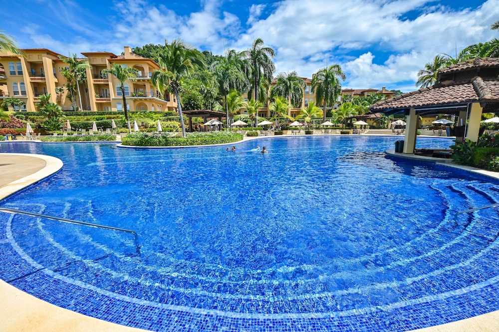 CR Luxury Los Sueños Condos