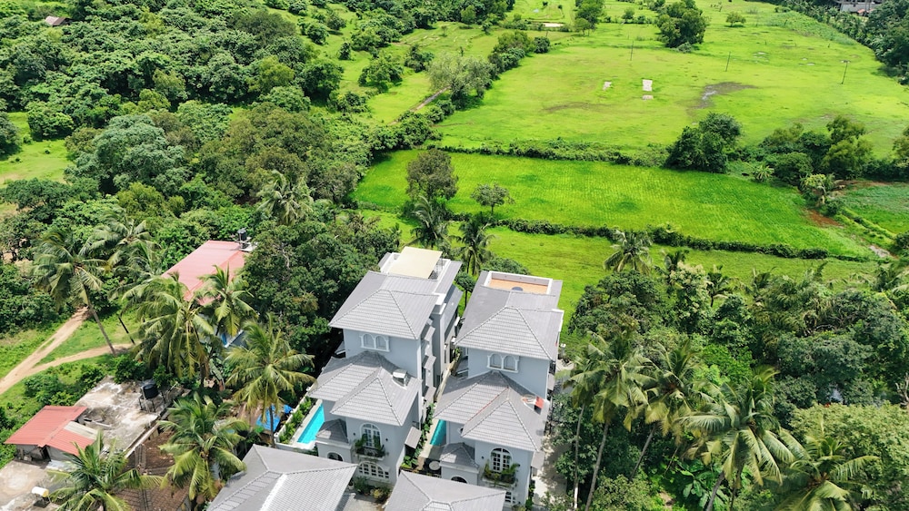 Esh Cottages Birch | Hillside 4-BHK Hideaway With Lush Garden, Common Pool, & Gaming Zone