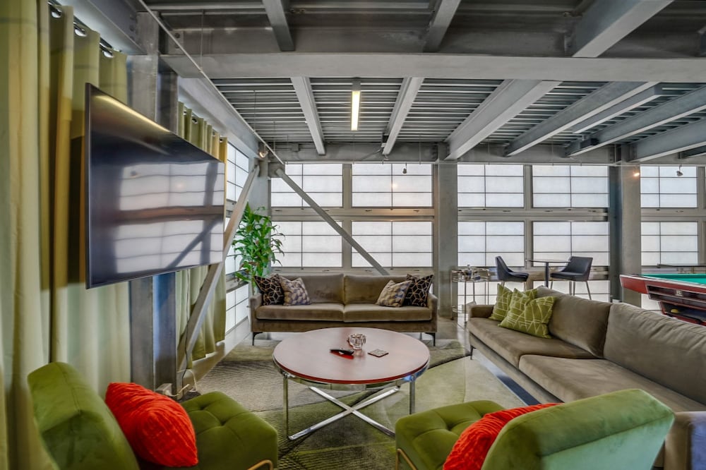 Modern Penthouse in Venice Beach-the Steel Rose-