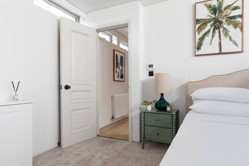 Cheyne Walk Houseboat by Onefinestay