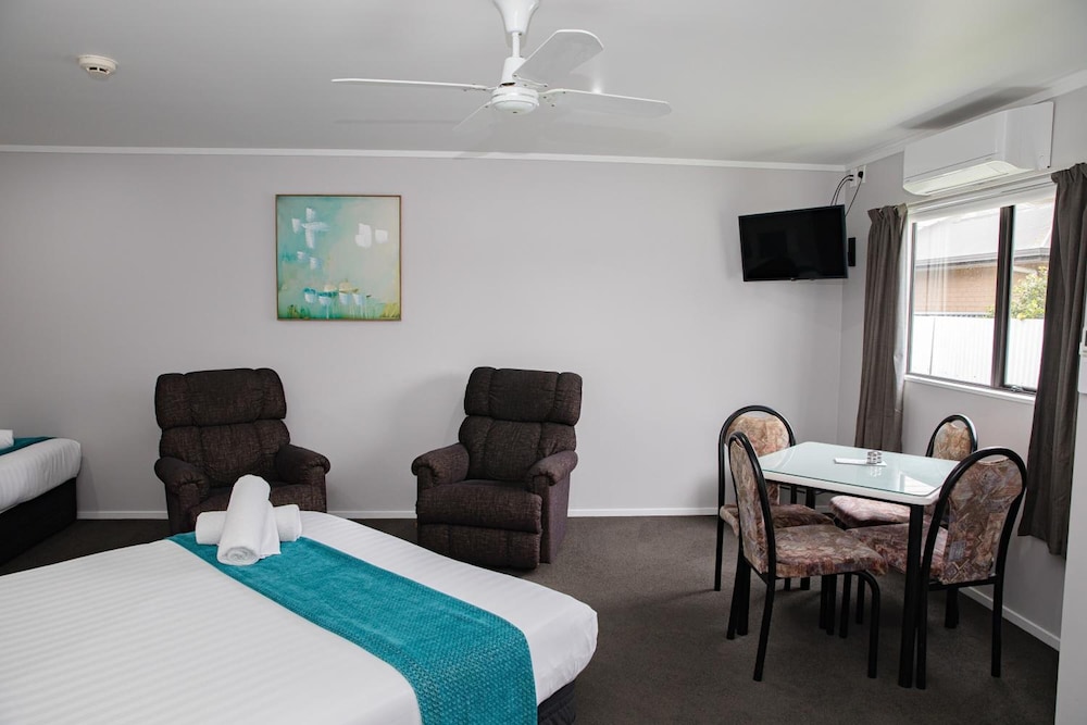 Bk's Palm Court Motor Lodge
